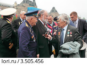 Владимир Чуров на параде победы в Москве общается с ветеранами (2012 год). Редакционное фото, фотограф Игорь Долгов / Фотобанк Лори