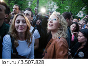 Телеведущая Ксения Собчак сообщает на Чистых прудах, что передача "Госдеп-2" сниматься там не будет (2012 год). Редакционное фото, фотограф Николай Винокуров / Фотобанк Лори
