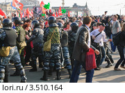 Митингующие пытаются прорвать оцепление на "Марше миллионов" в Москве 6 мая 2012 года. Редакционное фото, фотограф Алёшина Оксана / Фотобанк Лори