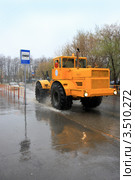 Трактор К700 мчится по городским лужам (2012 год). Редакционное фото, фотограф Анатолий Матвейчук / Фотобанк Лори