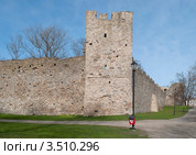 У стен епископского замка. Хаапсалу, Эстония (2012 год). Стоковое фото, фотограф Виктор Карасев / Фотобанк Лори