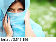 Портрет девушки, закутавшейся в голубой платок. Стоковое фото, фотограф Иван Михайлов / Фотобанк Лори