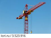 Башенный кран на фоне голубого неба. Стрела направо. Стоковое фото, фотограф Максим Голубев / Фотобанк Лори