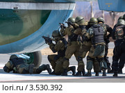 Спецназ штурмует вертолет, захваченный террористами (2012 год). Редакционное фото, фотограф А. А. Пирагис / Фотобанк Лори
