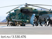 Спецназ штурмует вертолет, захваченный террористами (2012 год). Редакционное фото, фотограф А. А. Пирагис / Фотобанк Лори
