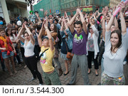 Москва. Благотворительный танцевальный флешмоб на Арбате (2012 год). Редакционное фото, фотограф Ирина Фирсова / Фотобанк Лори