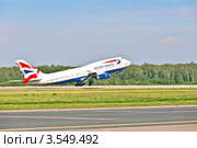 Самолет Boeing 747-400 английской национальной авиакомпании British Airways взлетает в московском аэропорту Домодедово (2012 год). Редакционное фото, фотограф Владимир Сергеев / Фотобанк Лори