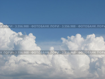 Белоснежные кучевые облака на голубом небе. Стоковое фото, фотограф Ирина Водяник / Фотобанк Лори