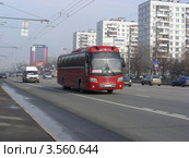 Автобус заказной "Москва" едет по Щелковскому шоссе. Москва (2012 год). Редакционное фото, фотограф lana1501 / Фотобанк Лори