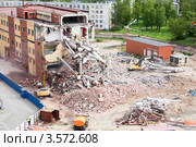 Разрушение старого ветхого здания для строительства парковки. Стоковое фото, фотограф Кекяляйнен Андрей / Фотобанк Лори