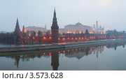 Москва. Кремль. Хмурый рассвет. Редакционное фото, фотограф Юрий Кирсанов / Фотобанк Лори
