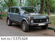 Легковой автомобиль ВАЗ-2131 "Нива" вид 3/4 спереди (2012 год). Редакционное фото, фотограф Родион Власов / Фотобанк Лори