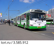 Автобус № 811 "Улица Молостовых - 3-й район Новокосино" едет по Носовихинскому шоссе, Москва (2012 год). Редакционное фото, фотограф lana1501 / Фотобанк Лори