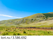 Пустая левада на фоне гор, Горный Алтай. Стоковое фото, фотограф Михаил Павлов / Фотобанк Лори