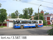 Троллейбус на остановке общественного транспорта в городе Кохма (2012 год). Редакционное фото, фотограф Василий Пешненко / Фотобанк Лори