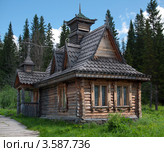 Деревянный дом. Китова пристань. Национальный парк природы Зюраткуль (2012 год). Редакционное фото, фотограф Андрей Петраковский / Фотобанк Лори