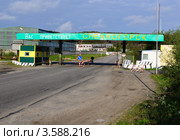 КПП на въезде в город Снежногорск Мурманской области (2012 год). Стоковое фото, фотограф Вячеслав Палес / Фотобанк Лори
