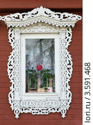 Городец. Окно с резным деревянным наличником (2012 год). Стоковое фото, фотограф Павел Широков / Фотобанк Лори