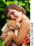 Красивая девочка с рыжим котенком. Стоковое фото, фотограф Куликова Вероника / Фотобанк Лори