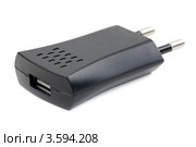 Черный USB зарядник на белом фоне. Стоковое фото, фотограф Руслан Кудрин / Фотобанк Лори
