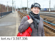 Красивая девушка стоит на перроне провинциального вокзала. Стоковое фото, фотограф Кекяляйнен Андрей / Фотобанк Лори