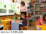 Детский сад, дети на уроке рисования (2011 год). Редакционное фото, фотограф Дмитрий Неумоин / Фотобанк Лори