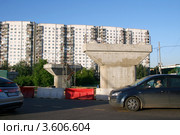 Железобетонные опоры. Строительство разворотной эстакады на Варшавском шоссе на подходе к МКАД (2012 год). Редакционное фото, фотограф Щеголева Ольга / Фотобанк Лори