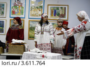 Народный русский костюм. Обряд жениха и невесты (2012 год). Редакционное фото, фотограф Дмитрий Неумоин / Фотобанк Лори