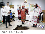 Народный русский костюм. Обряд жениха и невесты (2012 год). Редакционное фото, фотограф Дмитрий Неумоин / Фотобанк Лори
