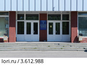 Вход в здание заводоуправления механического завода, город Оленегорск, Мурманская область (2012 год). Редакционное фото, фотограф Вячеслав Палес / Фотобанк Лори