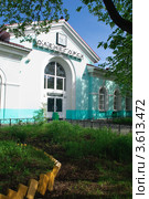 Железнодорожный вокзал, город Оленегорск, Мурманская область (2012 год). Стоковое фото, фотограф Вячеслав Палес / Фотобанк Лори
