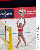 Российская спортсменка Хомякова Екатерина играет на корте в финальной стадии Континентального кубка Европы по пляжному волейболу в Парке Победы на Поклонной горе, Москва (2012 год). Редакционное фото, фотограф Николай Винокуров / Фотобанк Лори
