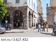 Тунис, улицы города со спешащими людьми (2012 год). Редакционное фото, фотограф Кекяляйнен Андрей / Фотобанк Лори