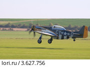 Истребитель P-51 "Мустанг" взлетает (2010 год). Редакционное фото, фотограф Василий Фирсов / Фотобанк Лори