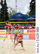 Российские спортсменки Светлана  Попова и Мария Браткова играют на корте в финальной стадии Кубка мира по пляжному волейболу на Водном стадионе, Москва (2012 год). Редакционное фото, фотограф Николай Винокуров / Фотобанк Лори