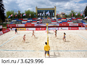 Российские спортсменки Светлана  Попова и Мария Браткова играют на корте в финальной стадии Кубка мира по пляжному волейболу на Водном стадионе, Москва (2012 год). Редакционное фото, фотограф Николай Винокуров / Фотобанк Лори