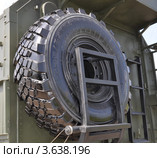 Запасное колесо на военной машине (2012 год). Редакционное фото, фотограф Наталья Крупская / Фотобанк Лори