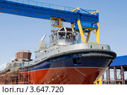 Эскортный буксир проекта ПЕ-65 на стапеле судостроительного завода "ПЕЛЛА". Город Отрадное (2012 год). Редакционное фото, фотограф Александр Щепин / Фотобанк Лори