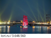 Санкт-Петербург, "Алые паруса 2012". Парусник Tre Kronor на фоне Дворцового моста. Редакционное фото, фотограф Литвяк Игорь / Фотобанк Лори