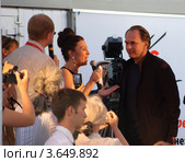 Алексей Геннадьевич Гуськов с ведущими церемонии открытия Voices (2012 год). Редакционное фото, фотограф Ирина Балина / Фотобанк Лори