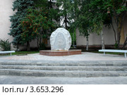 Памятный камень, посвященный строителям Белоярской АЭС и города Заречный. Свердловская область, Заречный (2006 год). Редакционное фото, фотограф Константин Безденежных / Фотобанк Лори