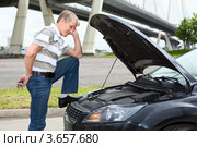 Расстроенный водитель около открытого капота автомобиля. Стоковое фото, фотограф Кекяляйнен Андрей / Фотобанк Лори