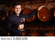 Сомелье дегустирует вино из бочонка. Стоковое фото, фотограф Raev Denis / Фотобанк Лори