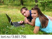 Молодые люди с ноутбуком на природе. Стоковое фото, фотограф Юрий Морозов / Фотобанк Лори