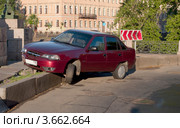 Автомобиль "Дэу Нексия", не вписавшийся в крутой поворот (2012 год). Редакционное фото, фотограф Виктор Карасев / Фотобанк Лори