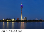Дюссельдорф. Вечерний вид на телебашню Rheinturm, здание ландтага Северного Рейна-Вестфалии и комплекс зданий Neuer Zollhof по проекту архитектора Фрэнка Гери (2012 год). Стоковое фото, фотограф Михаил Марковский / Фотобанк Лори