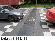 Автомобили на улице переезжает лежачего полицейского (2012 год). Редакционное фото, фотограф Малышев Андрей / Фотобанк Лори