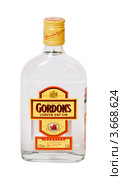 Джин "Gordon's" London dry gin (2012 год). Редакционное фото, фотограф Александр Щепин / Фотобанк Лори