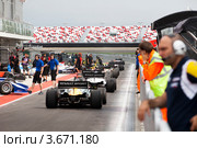 Болиды Формула 2.0 участвует в чемпионате "Мировая серия Renault" на треке "Moscow Raceway" в Подмосковье (2012 год). Редакционное фото, фотограф Николай Винокуров / Фотобанк Лори