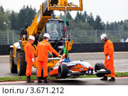 Болид Формула 2.0 Романа Берегеч эвакуируют с трассы "Moscow Raceway" в чемпионате "Мировая серия Renault" в Подмосковье (2012 год). Редакционное фото, фотограф Николай Винокуров / Фотобанк Лори